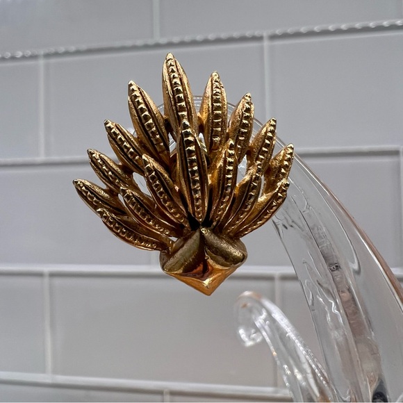 Vintage Crown Trifari Art Deco Fan Gold Tone Clip On Earrings Flapper Feather - Picture 4 of 9